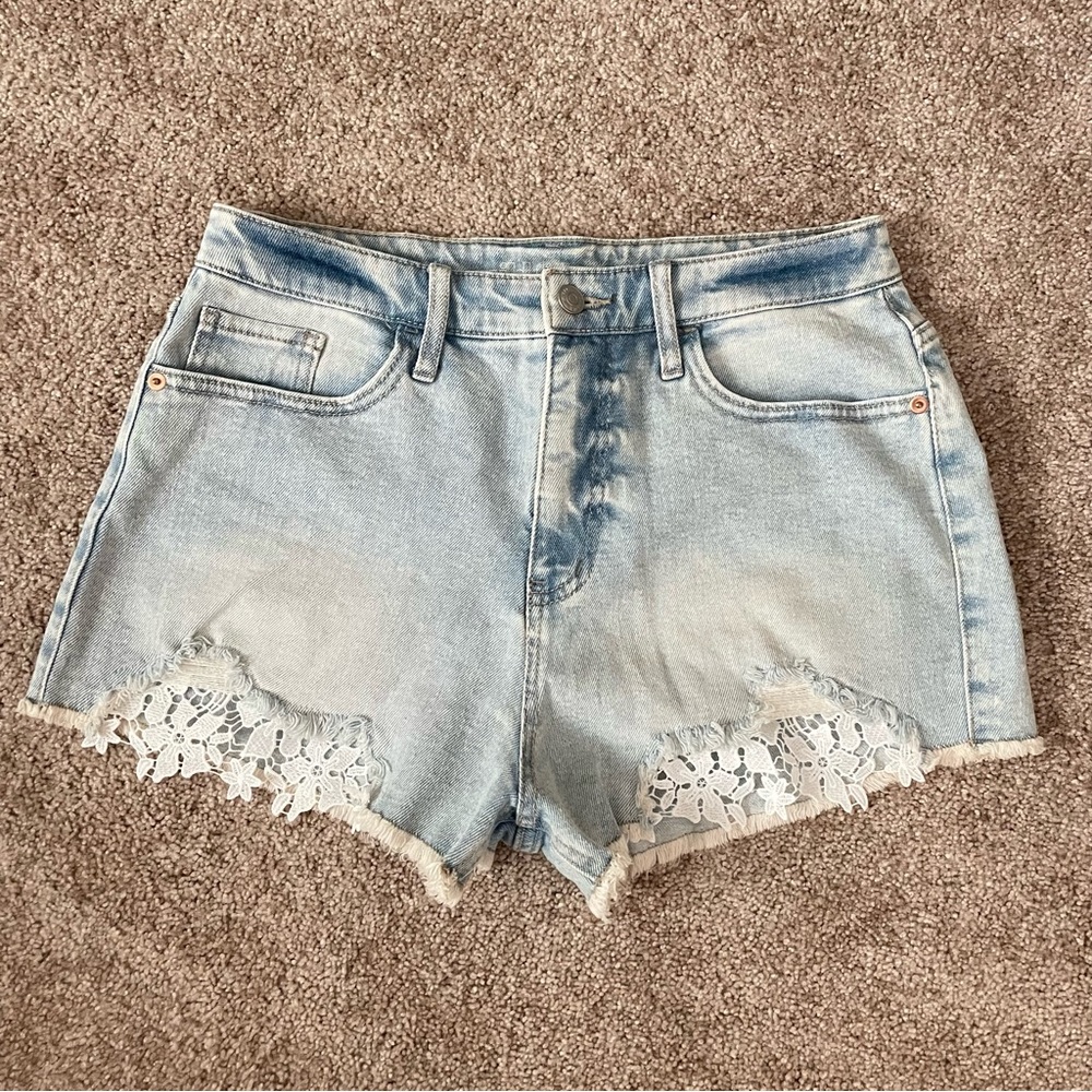Like New! Wild Fable high rise 2 inch inseam jean shorts